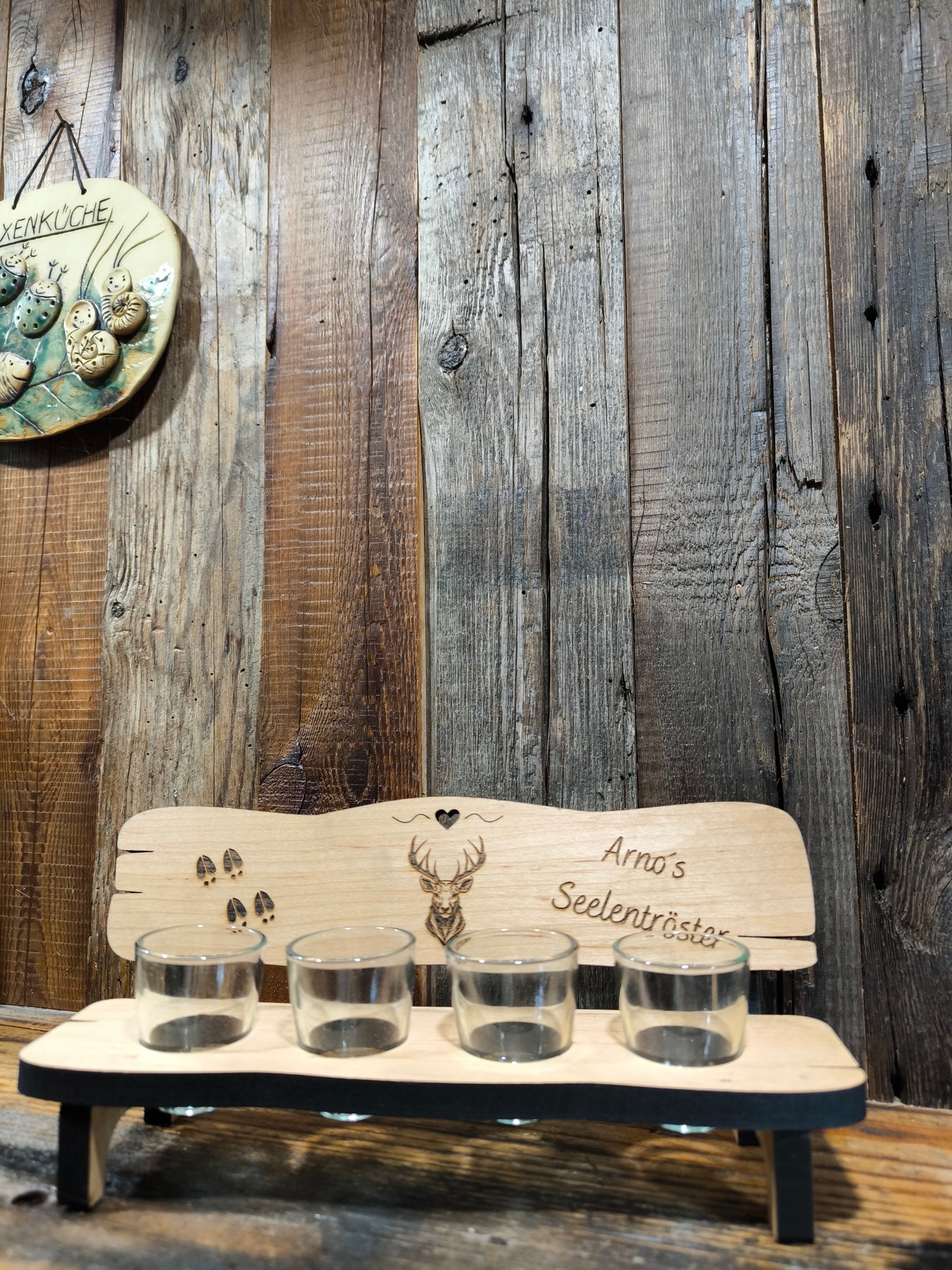 Schnapsbank mit Gläser